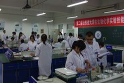 继续了解中心现有专兼职教师和实验技术