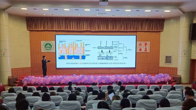 在微生物科普演讲环节
