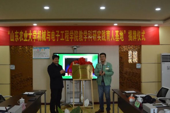 人资经理张菊等相关负责人出席此次签约