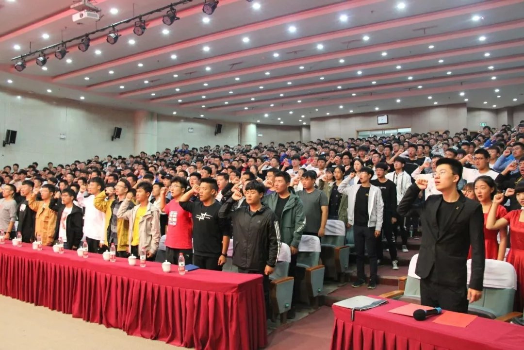 对2019级全体新生表示热烈的欢迎