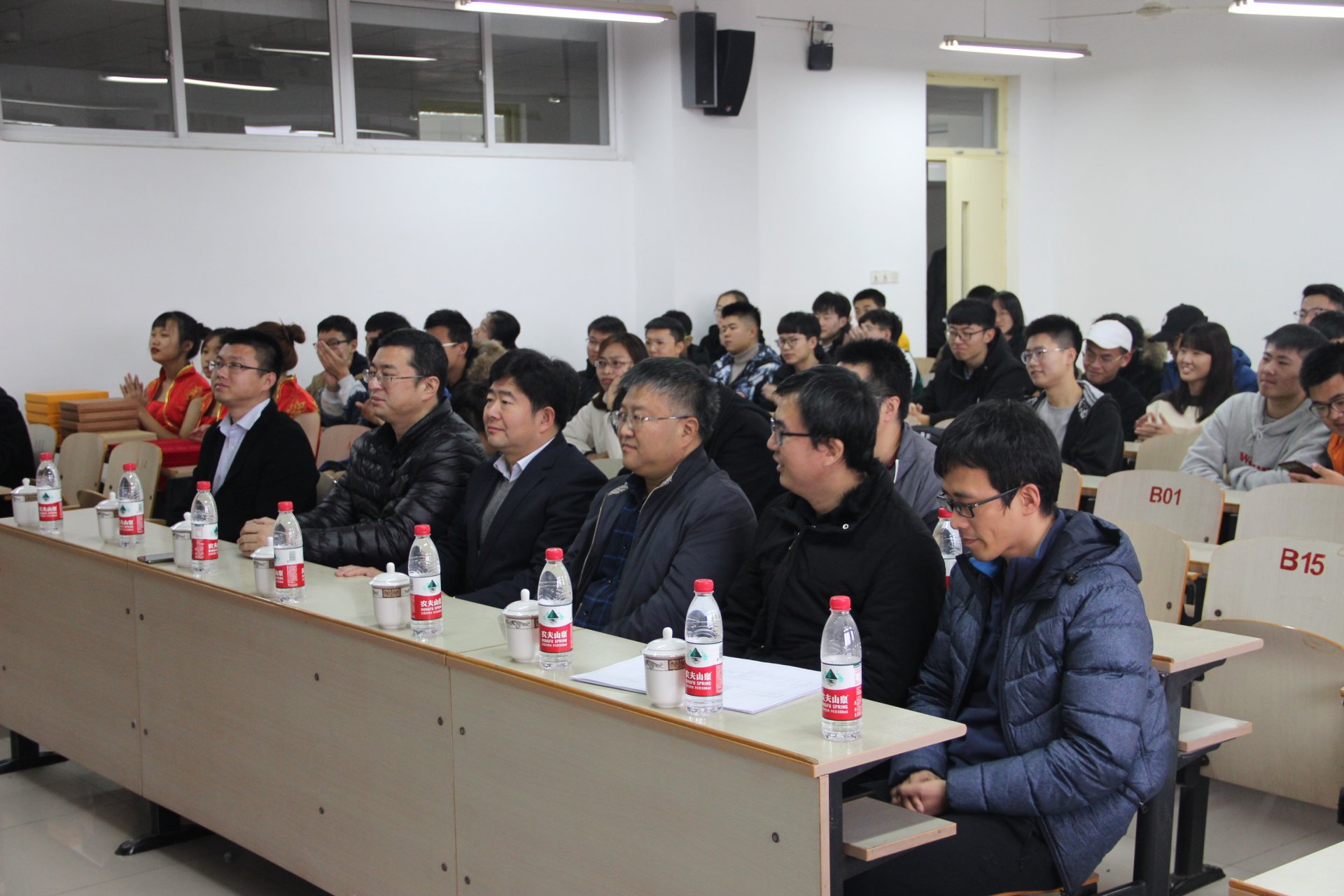 辅导员潘光香及机械中心的全体教师出席