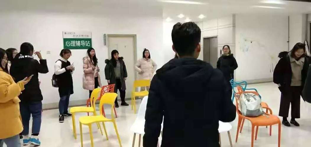促使了个体在交往中通过观察