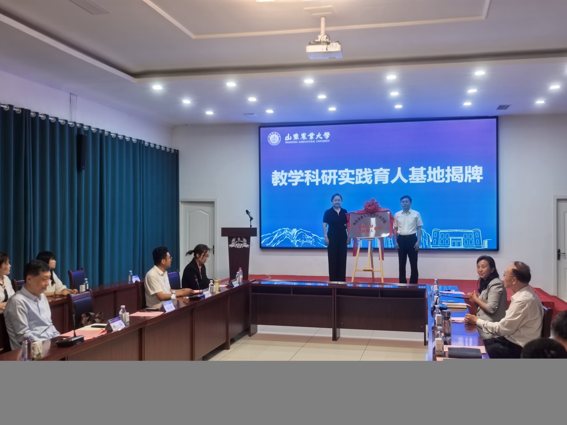 林海副校长在讲话时向莅临现场的各位领