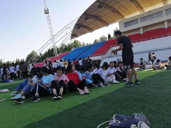 沐浴阳光”班级素质拓展活动 继续了解