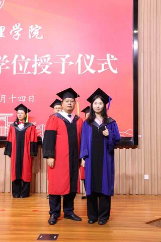 毕业生代表朱鹏