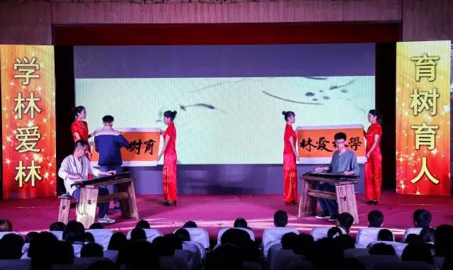 2016级全体新生共同观看了此次晚会