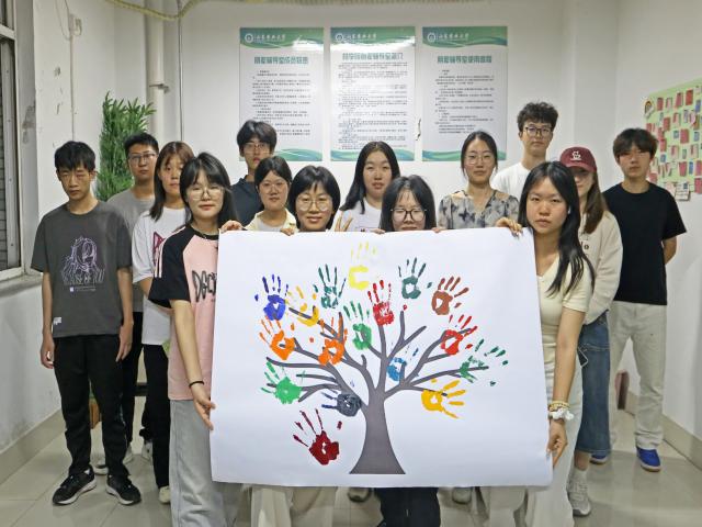 通过手印创作和故事言说形式