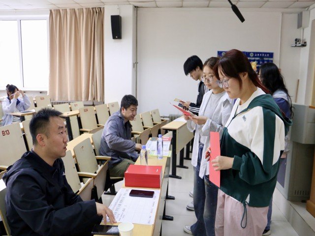 与企业招聘负责人展开深入沟通