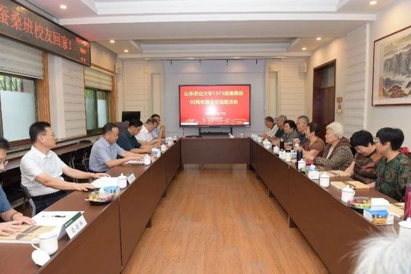 毕业校友回访母校共同回忆校园青春岁月