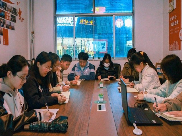 铭记革命先辈