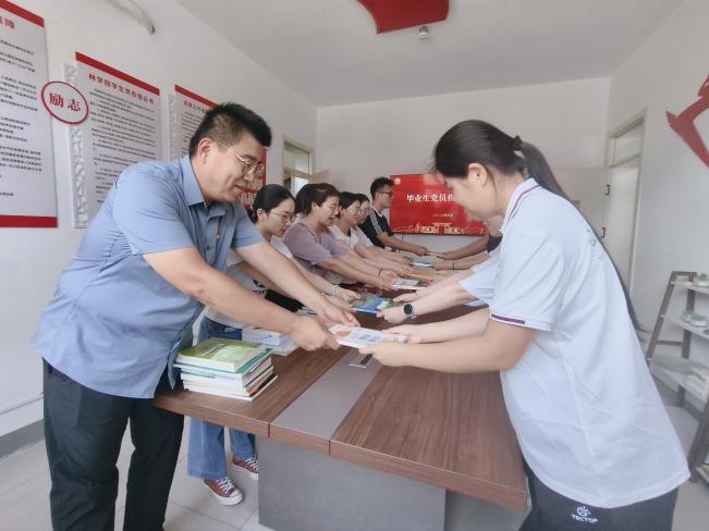 进一步发挥毕业生党员先锋模范作用
