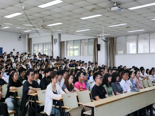 帮助新生尽快融入大帝豪国际出任世界杯