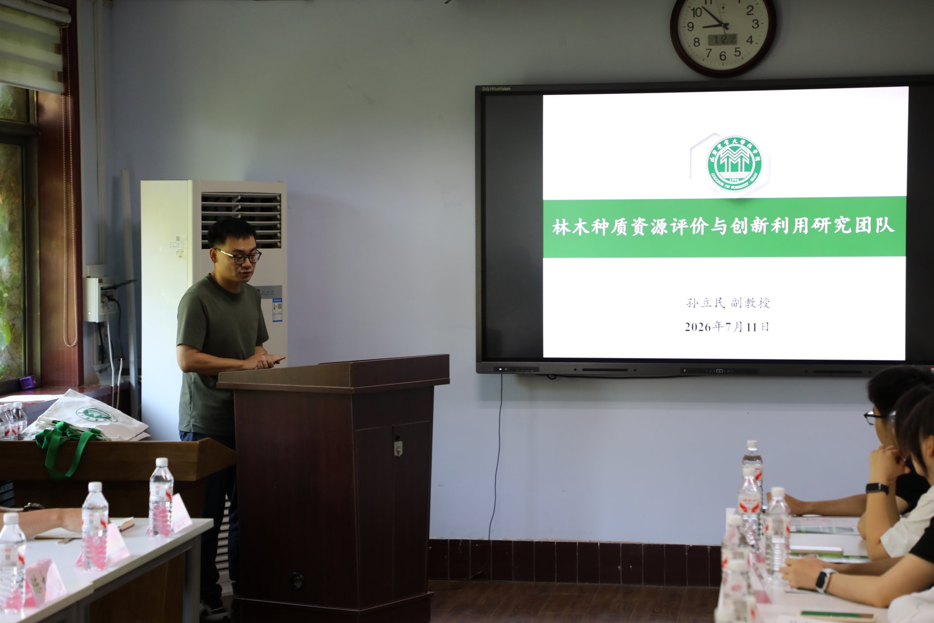 优秀导师代表及研究生辅导员出席本次活