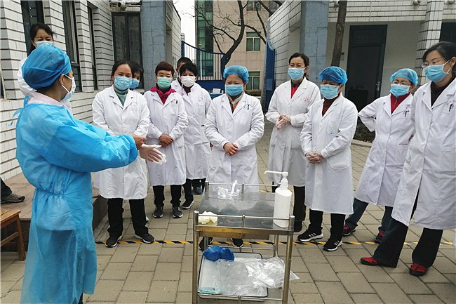 把做好疫情防控工作作为当前的重大政治