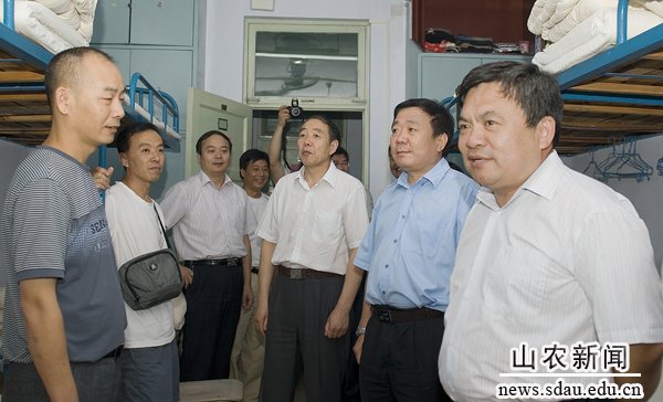 校领导与帝豪国际官网安全访问家长亲切