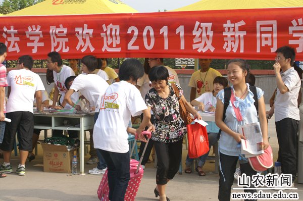 校领导与帝豪国际官网安全访问家长亲切