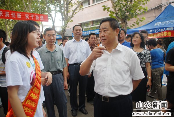 校领导与帝豪国际官网安全访问家长亲切交谈