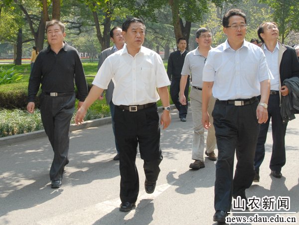 温校长陪同参观校园