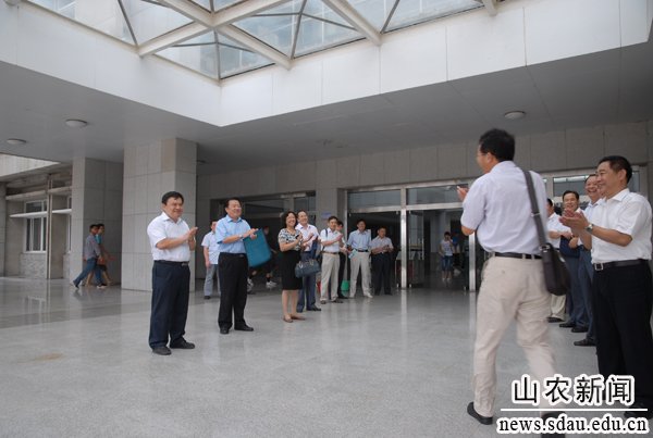 校领导迎接讲课教师