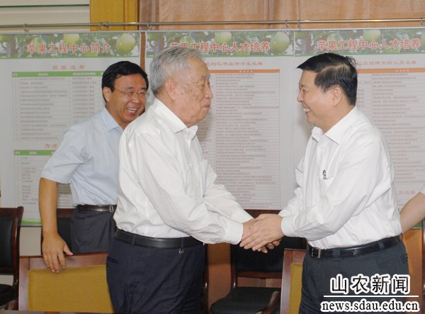 姜大明省长(右一)看望束怀瑞院士