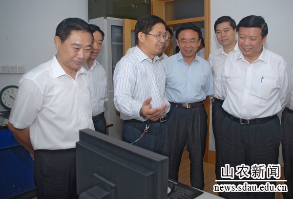 温孚江(左一)陪同姜大明省长(右一)