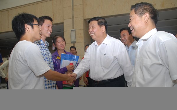 姜大明省长(右三)看望农大青年学子