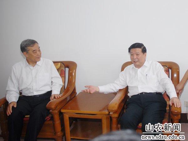 姜大明省长(右一)看望于振文院士