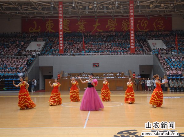精彩文艺节目送上美好祝福