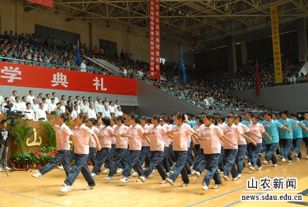 军训方阵走过主席台
