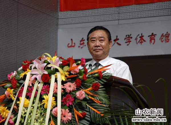 校长温孚江发表讲话
