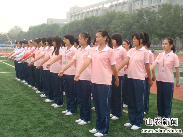 认真练习摆臂