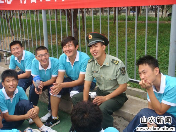 和教官愉快交谈