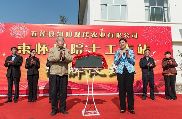 带头践行了“把论文写在大地上”