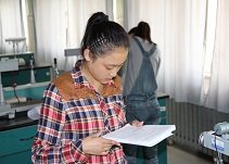 在实验室管理和教学方面取得了长足的发