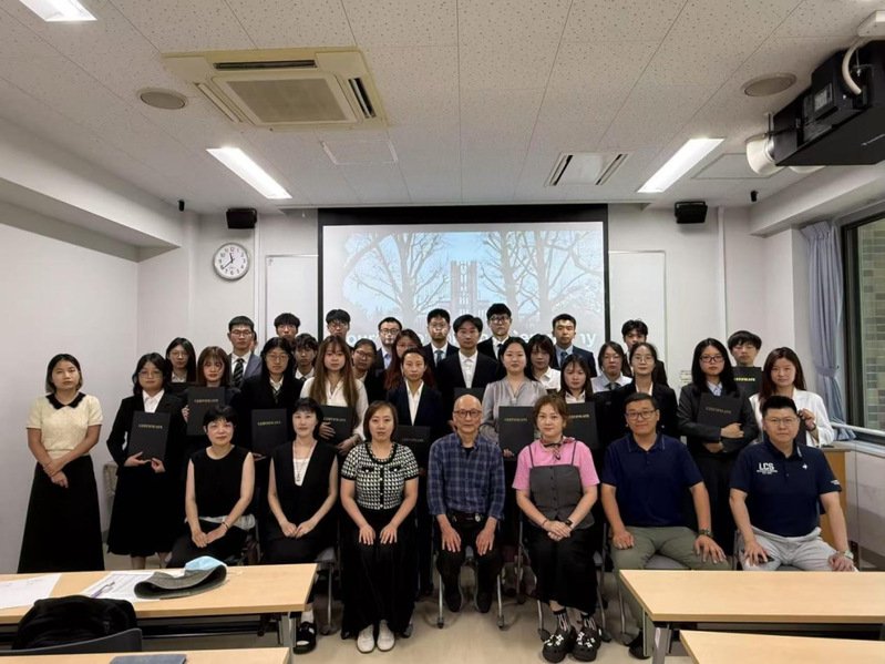 而跨文化研学则是培育全球视野的生动课
