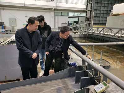 刘传孝院长等院领导陪同下参观水利土木