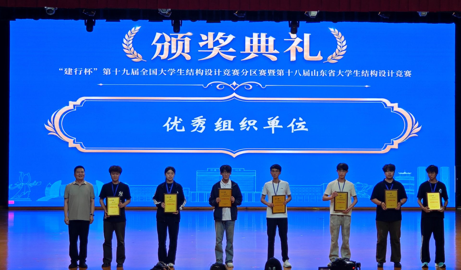 李明鸣组成的“越来越好”队荣获一等奖